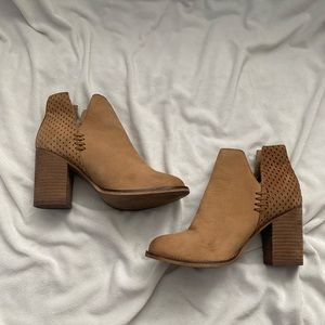 Steve Madden tan suede booties